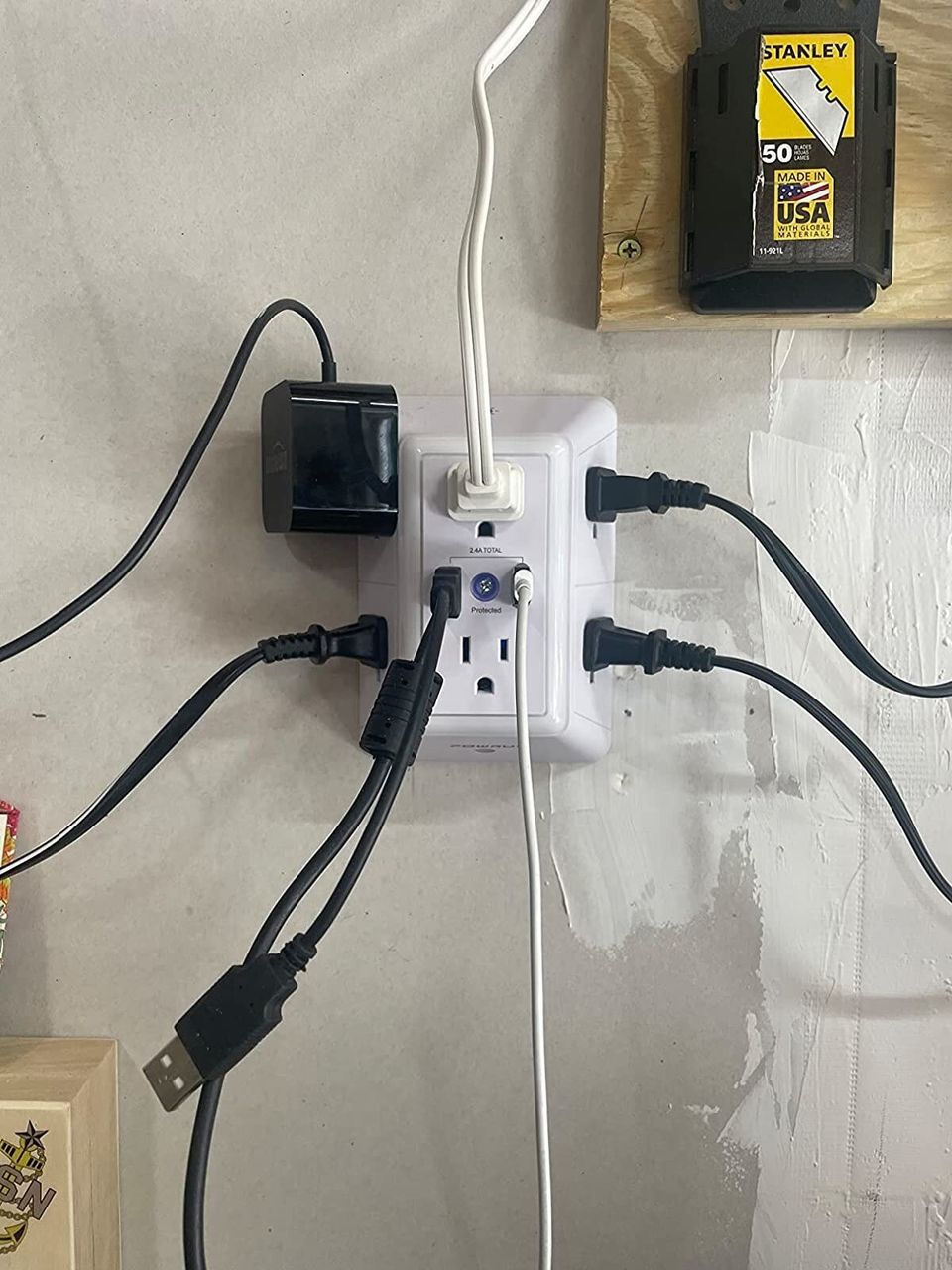 A six-plug outlet with two USB ports