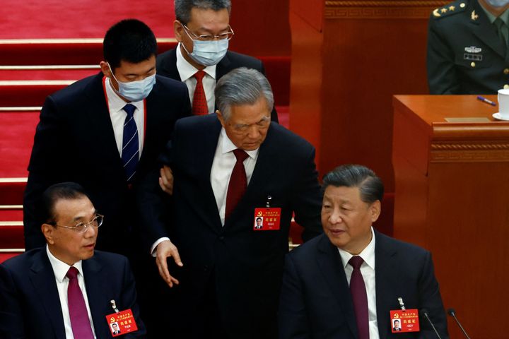 Ο πρώην πρόεδρος της Κίνας Hu Jintao αφήνει τη θέση του δίπλα στον Κινέζο Πρόεδρο Xi Jinping και τον πρωθυπουργό Li Keqiang, κατά τη διάρκεια της τελετής λήξης του 20ου Εθνικού Συνεδρίου του Κομμουνιστικού Κόμματος της Κίνας, στη Μεγάλη Αίθουσα του Λαού στο Πεκίνο, Κίνα, 22 Οκτωβρίου 2022 . REUTERS/Tingshu Wang