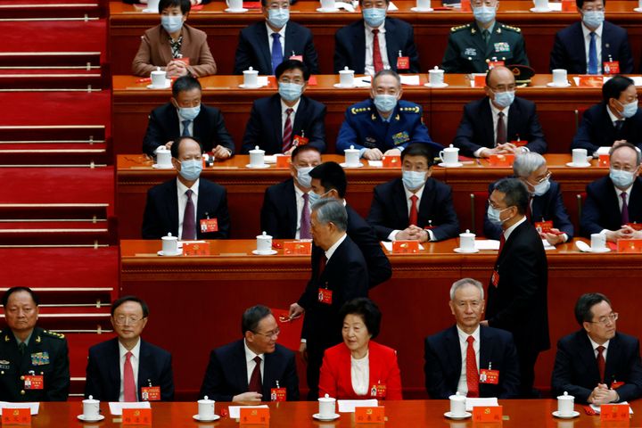 Ο πρώην πρόεδρος της Κίνας Χου Τζιντάο αφήνει τη θέση του κατά τη διάρκεια της τελετής λήξης του 20ου Εθνικού Συνεδρίου του Κομμουνιστικού Κόμματος της Κίνας, στη Μεγάλη Αίθουσα του Λαού στο Πεκίνο, Κίνα, 22 Οκτωβρίου 2022. REUTERS/Tingshu Wang