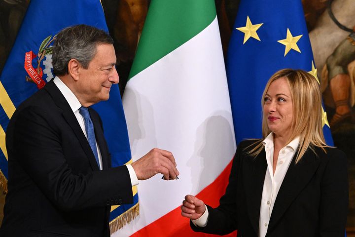 H Τζόρτζια Μελόνι λαμβάνει το «χρυσό καμπανάκι» ως η πρώτη γυναίκα πρωθυπουργός της Ιταλίας.