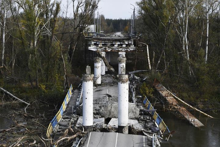 Άποψη μιας κατεστραμμένης γέφυρας στο χωριό Bohorodychne που ανακτήθηκε, στην ανατολική Ουκρανία, Σάββατο, 22 Οκτωβρίου 2022.