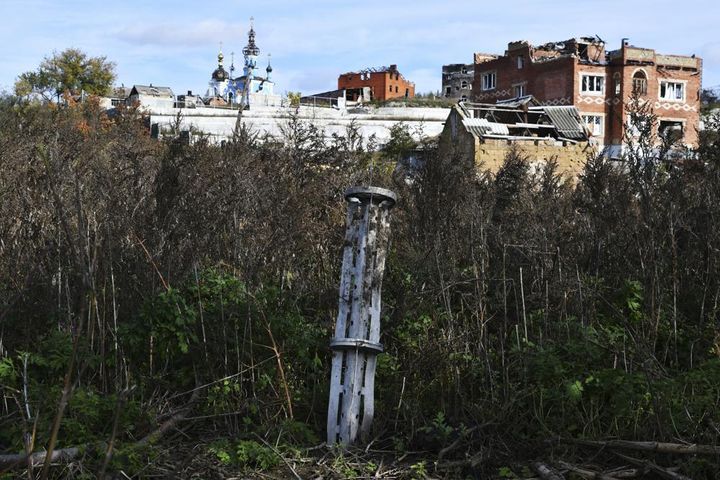 Τμήμα ενός βλήματος που προεξέχει σε μια κατοικημένη περιοχή στο χωριό Bohorodychne που ανακαταλήφθηκε, στην ανατολική Ουκρανία, Σάββατο 22 Οκτωβρίου 2022.