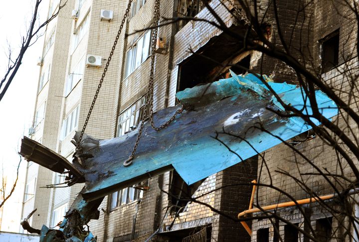 Το προσωπικό έκτακτης ανάγκης της Ρωσίας απομακρύνει τα συντρίμμια του στρατιωτικού βομβαρδιστικού αεροσκάφους Su-34, αφού συνετρίβη σε συγκρότημα κατοικιών και προκάλεσε το θάνατο τουλάχιστον 15 ατόμων, στο Γιουσκ της Ρωσίας στις 18 Οκτωβρίου 2022.