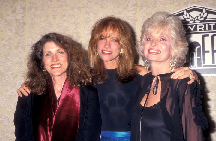 Carly Simon (center) lost both of her sisters to different forms of cancer last week.