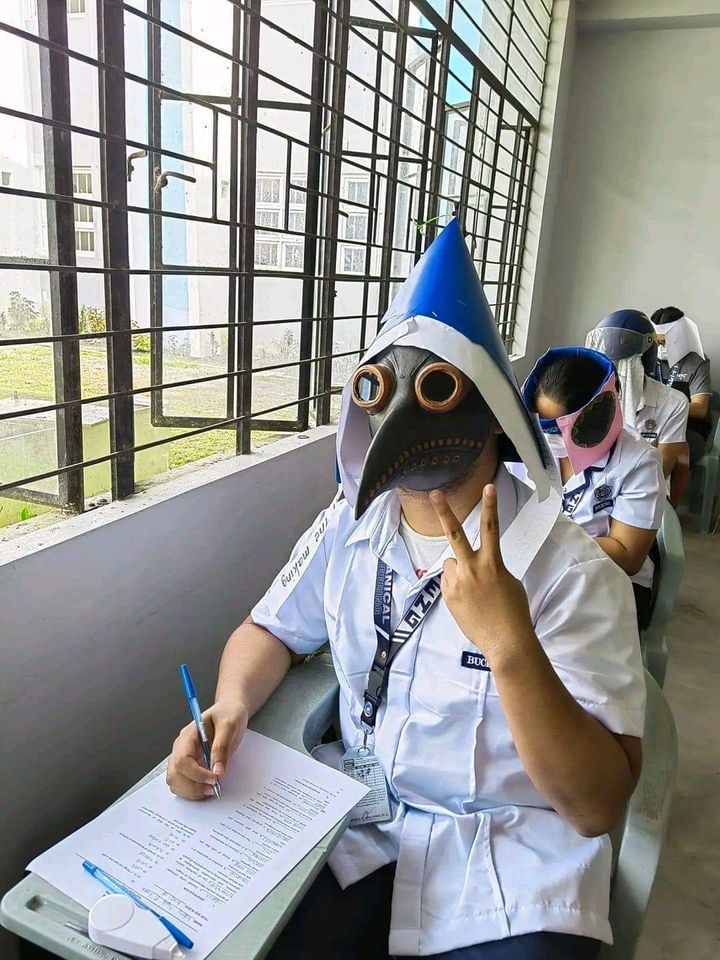 Μια ομάδα φοιτητών από το Bicol University College of Engineering φοράει αυτοσχέδια καπέλα κατά της αντιγραφής κατά τη διάρκεια της ενδιάμεσης εξέτασης. via Connie Calipay/ Foto. Mary Joy Mandane-Ortiz