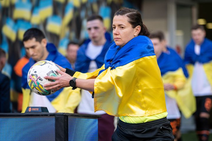 H διαιτητής Κατερίνα Μονζούλ παίρνει τη μπάλα παιχνιδιού από το βάθρο πριν από την έναρξη του αγώνα της ουκρανικής Premier League μεταξύ Σαχτάρ Ντονεσκ - Ντινάμο Κιέβου στο στάδιο Arena Lviv στις 16 Οκτωβρίου 2022 στο Λβιβ της Ουκρανίας.