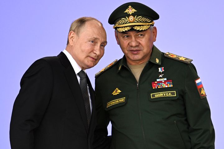 Ο Πρόεδρος της Ρωσίας Βλαντιμίρ Πούτιν και ο Ρώσος υπουργός Άμυνας Σεργκέι Σόιγκου παρευρίσκονται στα εγκαίνια του Διεθνούς Στρατιωτικού και Τεχνικού Φόρουμ Στρατού 2022 στο Patriot Park έξω από τη Μόσχα στις 15 Αυγούστου 2022.