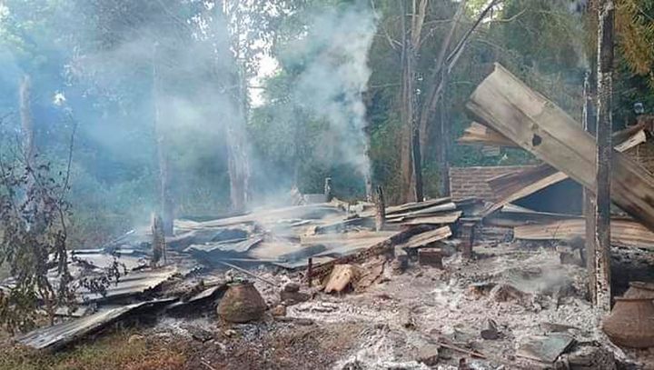 Καπνός αναδύεται από τα συντρίμμια και την στέγη μιας σχολικής δομής που κάηκε ολοσχερώς στο χωριό Taung Myint στην περιοχή Magway της Μιανμάρ την Κυριακή, 16 Οκτωβρίου 2022.