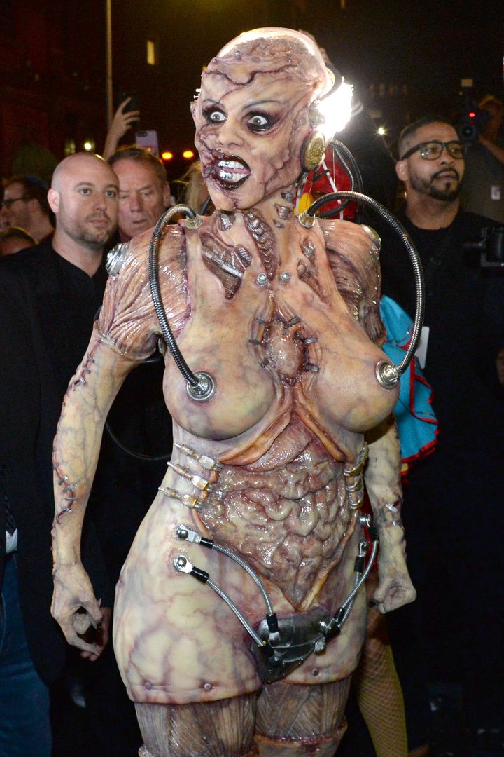Η Χάιντι Κλουμ στο ετήσιο πάρτι της, το 2019, με ένα κοστούμι που χρειάστηκε περισσότερες από δέκα ώρες για να φορεθεί πάνω της.