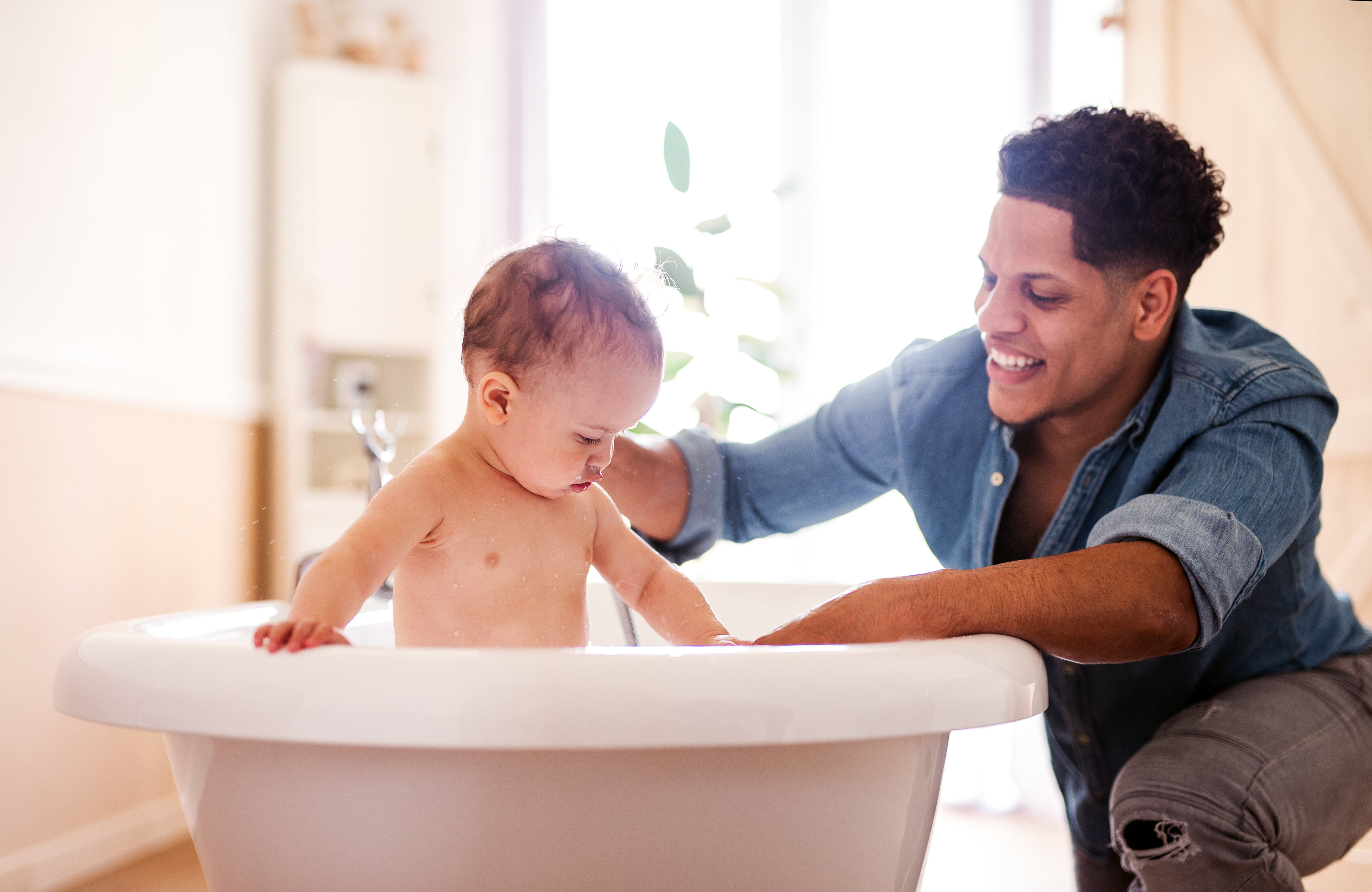 Мыла сына. Папа моет ребенка. Father Baby Bath. Отец моет сына. Маленького мальчика моет папа.