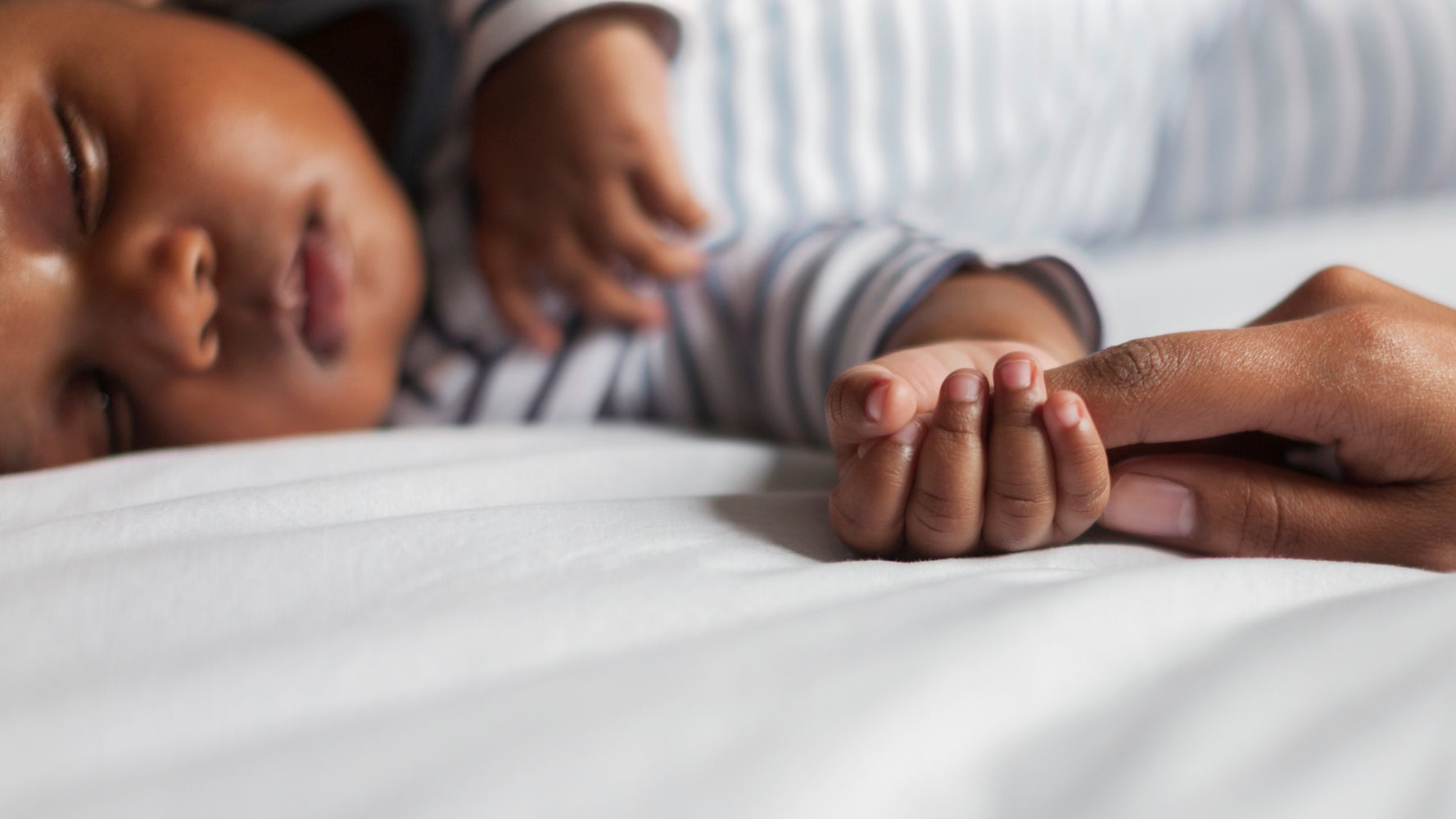 https://www.huffpost.com/entry/bed-sharing-safer-infants_l_63442e2ce4b08e0e607b272a social preview image