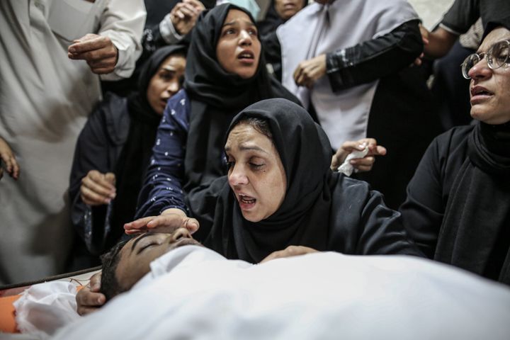Συγγενείς νεαρού Παλαιστίνιου που σκοτώθηκε κατά τη διάρκεια ισραηλινών πληγμάτων στην Γάζα (12 Αυγούστου 2022)