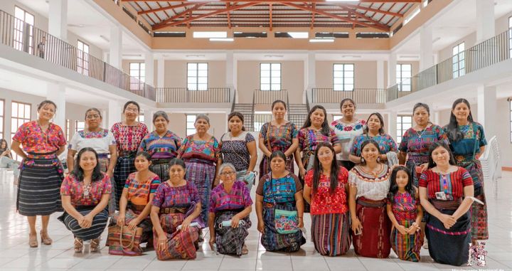 手織りの民族衣装を着たグアテマラのマヤ先住民族の女性たち