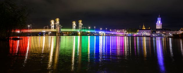 2021年10月11日、オランダ・オーバイセル州カンペンで国際カミングアウトデーにあわせて虹色にライトアップされたシティブリッジ