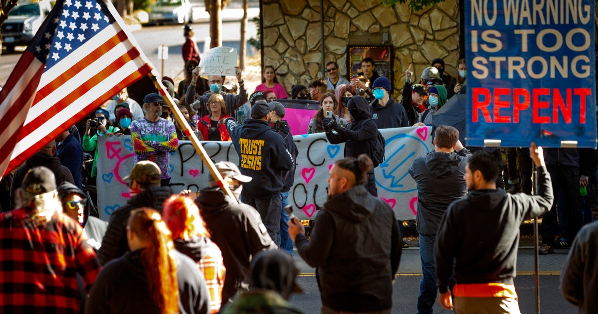 Drag Queen Story-Time At Oregon Pub Draws Gun-Toting Protesters Drag Queen Story-Time At Oregon Pub Draws Gun-Toting Protesters