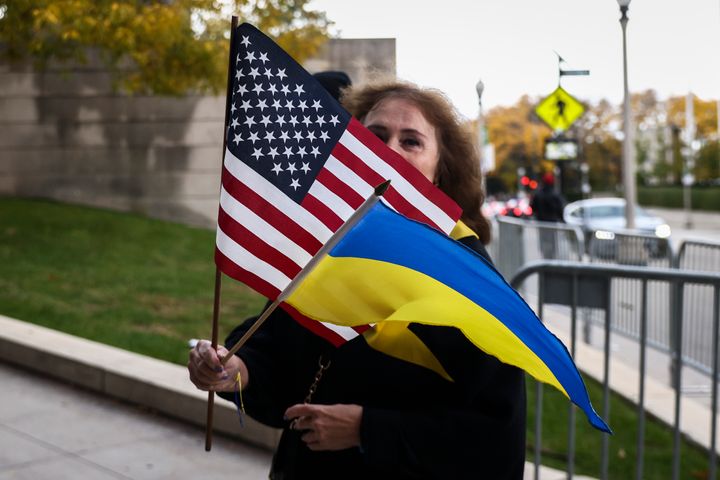 Διαδηλώτρια στο Σικάγο κρατά τις σημαίας Ουκρανίας και ΗΠΑ (16 Οκτωβρίου 2022)