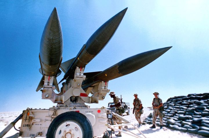 Η εικόνα δείχνει αντιαεροπορικούς πυραύλους US Hawk σε μια έρημο της Σαουδικής Αραβίας, 1991. (AP Photo)