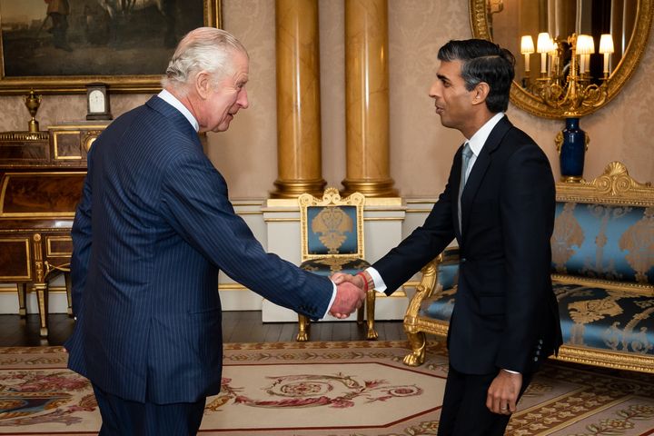 Rishi Sunak, à droite, rencontre le roi Charles au palais de Buckingham.