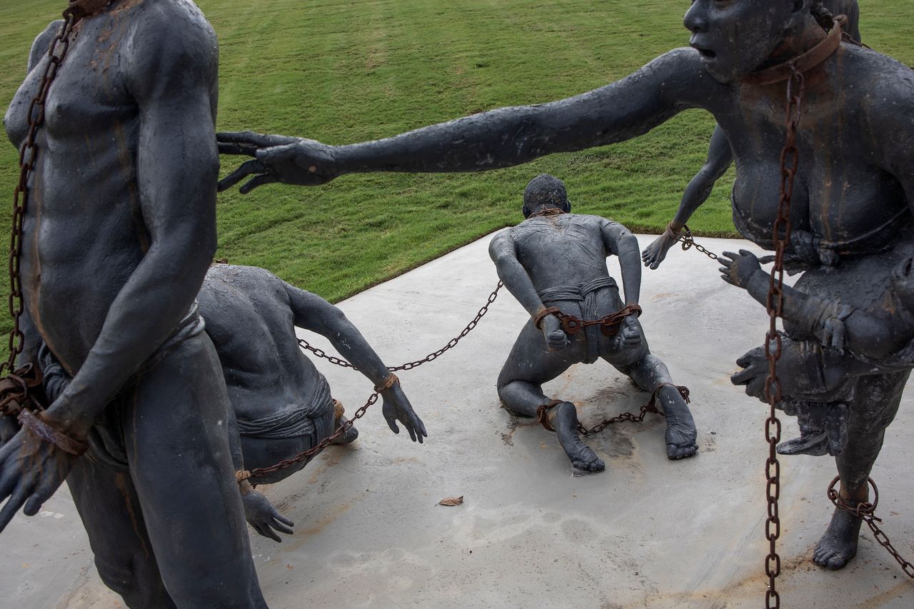 Μνημείο Ειρήνης και Δικαιοσύνης, που αναπαριστά τα δεινά της δουλείας και τα ρατσιστικά εγκλήματα, Μοντγκόμερι, Αλαμπάμα, ΗΠΑ 
