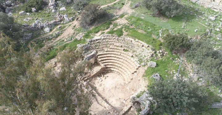 Αρχαίο ωδείο στον αρχαιολογικό χώρο της Λισού