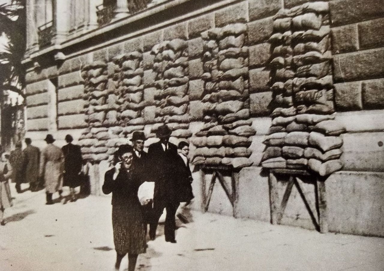 Η έμφραξη των παραθύρων των κτιρίων με σάκκους άμμου, ήταν μια συνηθισμένη πρακτική προστασίας έναντι των βομβαρδισμών.