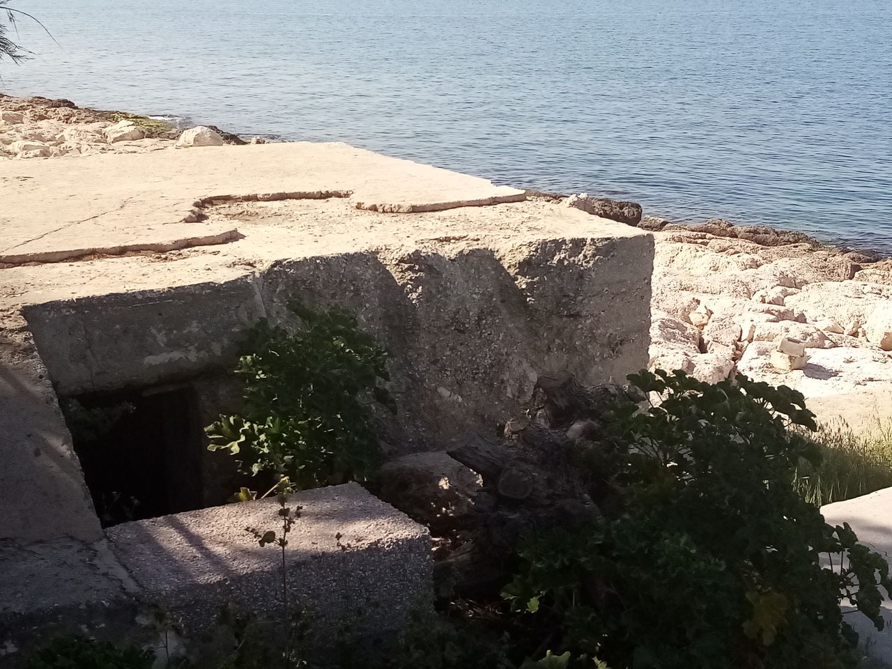 Απομεινάρια γερμανικών οχυρώσεων στην πειραϊκή ακτή. Οι Γερμανοί δεν είχαν κανένα πρόβλημα να κατασκευάσουν οχυρά από μπετόν αρμέ πάνω στα αρχαία τείχη του Κόνωνα.