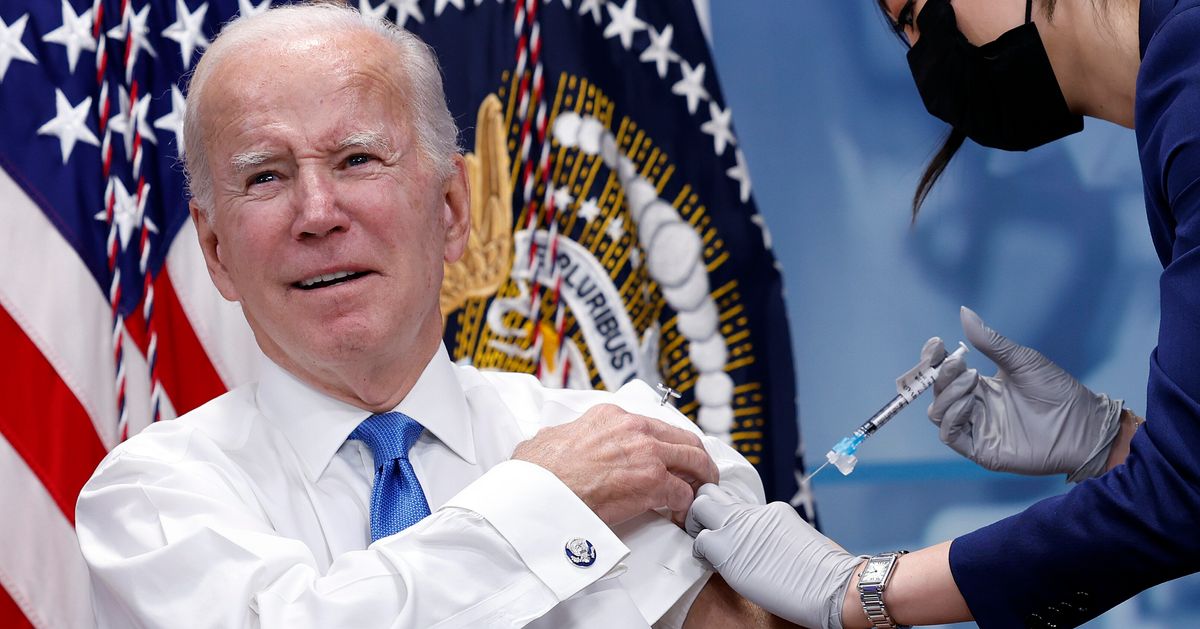 Biden exhorte les Américains à se faire vacciner avant la vague hivernale de COVID-19