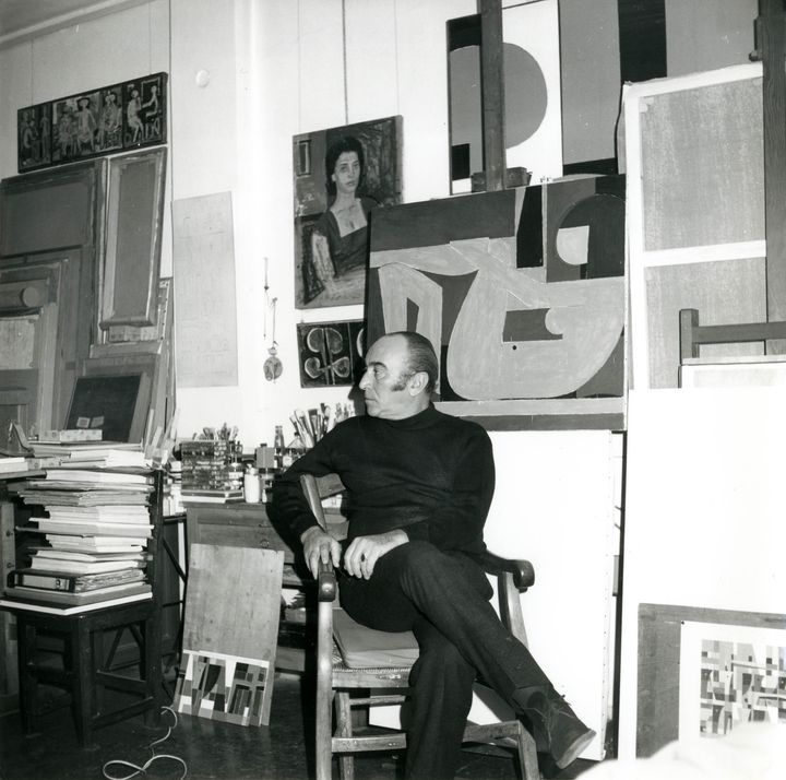 Ο Γιάννης Μόραλης στο εργαστήριό του στην Αθήνα, 1975 περ.