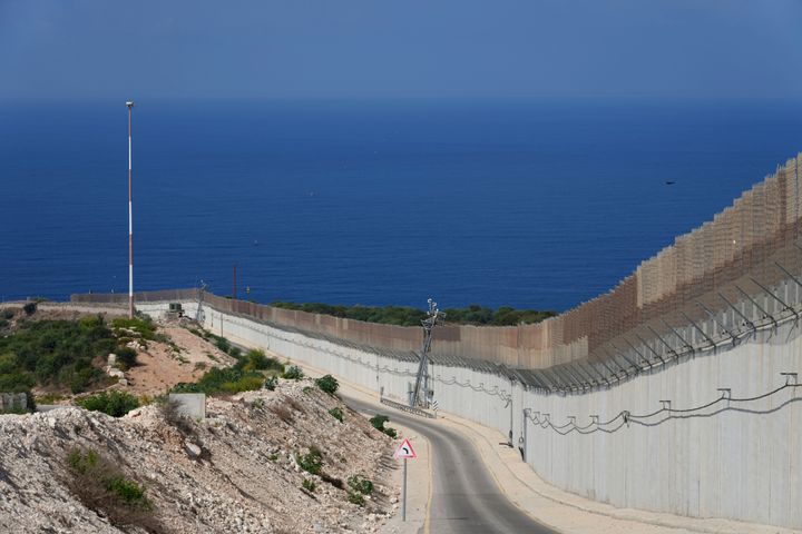 Σύνορο Ισραήλ - Λιβάνου και στο βάθος η Μεσόγειος Θάλασσα.