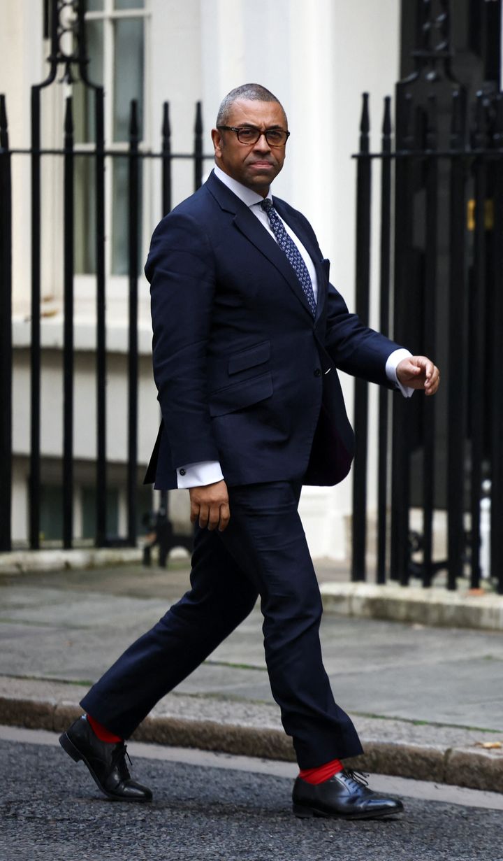 Ο Βρετανός Υπουργός Εξωτερικών, Κοινοπολιτείας και Ανάπτυξης Τζέιμς Kλέβερλι περπατά έξω από την Ντάουνινγκ Στριτ Νούμερο 10 την ημέρα της συνεδρίασης του υπουργικού συμβουλίου, στο Λονδίνο, Βρετανία, 26 Οκτωβρίου 2022.