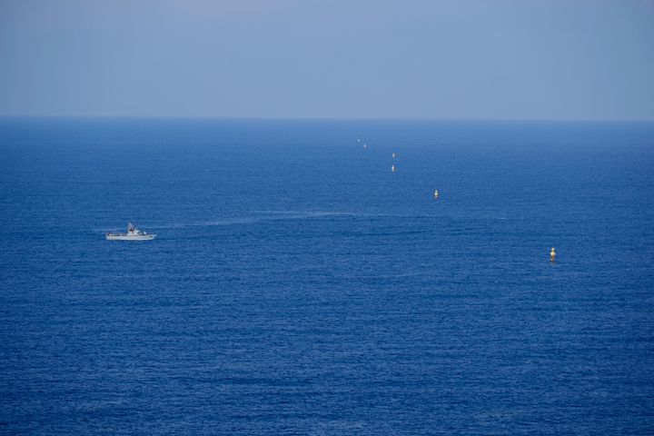 Ένα σκάφος στη Μεσόγειο Θάλασσα στα σύνορα του Ισραήλ με τον Λίβανο κοντά στο Ρος Χανίκρα, Ισραήλ, Παρασκευή, 14 Οκτωβρίου 2022. Ο Πρόεδρος των ΗΠΑ Τζο Μπάιντεν δήλωσε την Τρίτη 25 Οκτωβρίου, ότι οι ΗΠΑ μεσολάβησαν σε μια «ιστορική συμφωνία» μεταξύ Ισραήλ και Λιβάνου που θα έδινε τέλος σε μια διαφωνία για τα κοινά θαλάσσια σύνορά τους. (AP Photo/ Tsafrir Abayov)