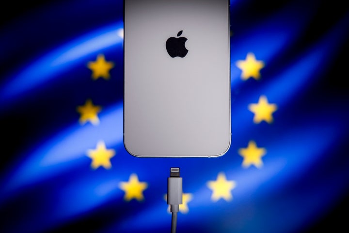 Ένα καλώδιο φόρτισης της θύρας Apple Lightning φαίνεται με ένα iPhone με τη σημαία της ΕΕ στο φόντο σε αυτήν την ενδεικτική φωτογραφία στη Βαρσοβία της Πολωνίας στις 5 Οκτωβρίου 2022.