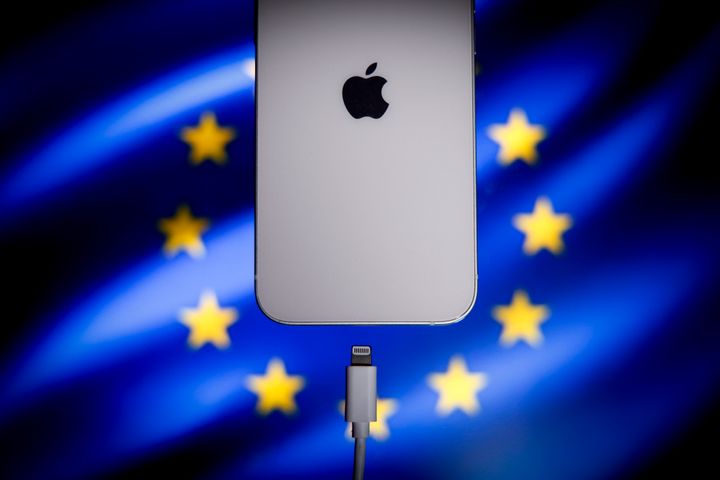 Ένα καλώδιο φόρτισης της θύρας Apple Lightning φαίνεται με ένα iPhone με τη σημαία της ΕΕ στο φόντο σε αυτήν την ενδεικτική φωτογραφία στη Βαρσοβία της Πολωνίας στις 5 Οκτωβρίου 2022.