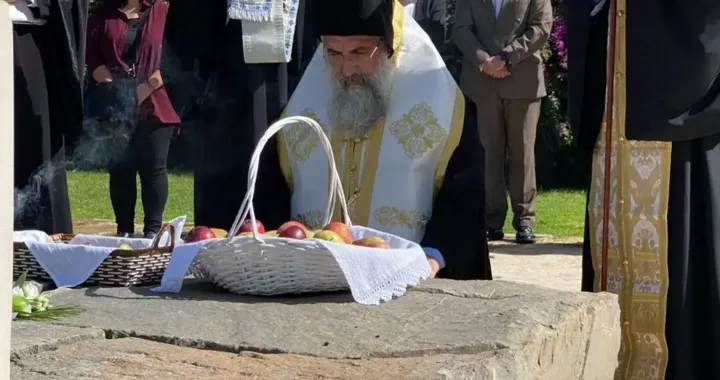 O Αρχιεπίσκοπος Κρήτης κ.κ. Ευγένιος, αποτίνοντας τιμές στον κορυφαίο Κρητικό λογοτέχνη, Νίκο Καζαντζάκη, γονάτισε μπροστά στο λιτό μνημείο του στην Τάπια Μαρτινέγκο