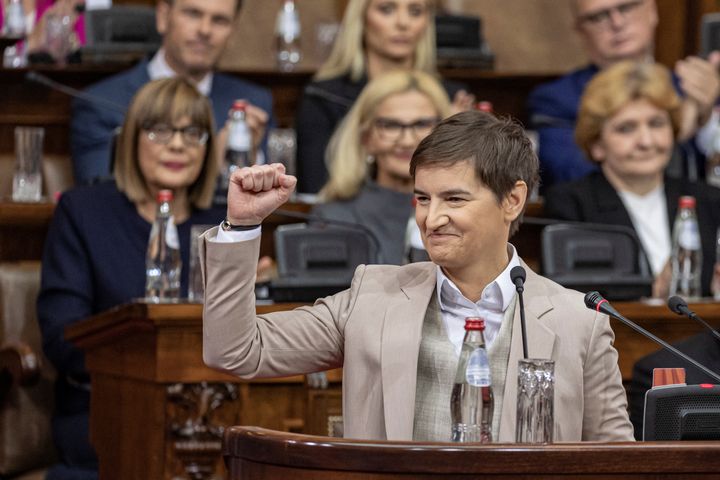 Η ορισθείσα πρωθυπουργός της Σερβίας Άνα Μπρνάμπιτς αντιδρά πριν παρουσιάσει το κυβερνητικό πρόγραμμα στο Κοινοβούλιο στο Βελιγράδι, Σερβία, 25 Οκτωβρίου 2022.