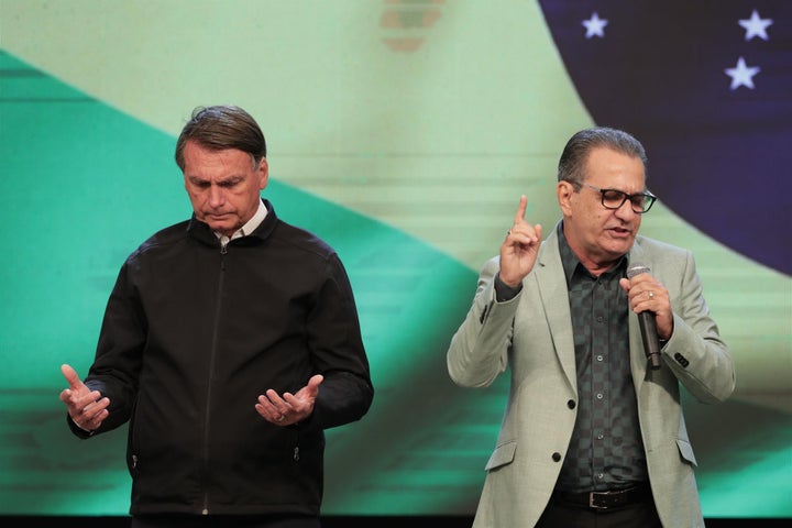 Jair Bolsonaro, mientras participa en una oración al lado del pastor de la iglesia evangélica Silas Malafaia