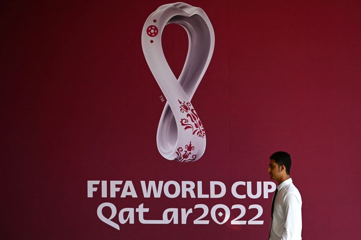 2022年FIFAワールドカップ・カタール大会のロゴ（2022年10月23日撮影、ドーハで）