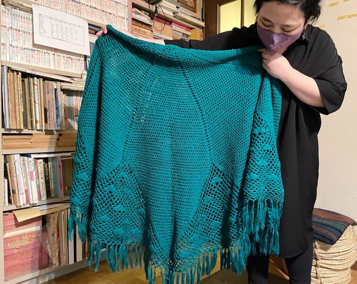 エリさんの「シェルター」として使っていた大きなひざかけは、齋藤さんの祖母の手編みのもの