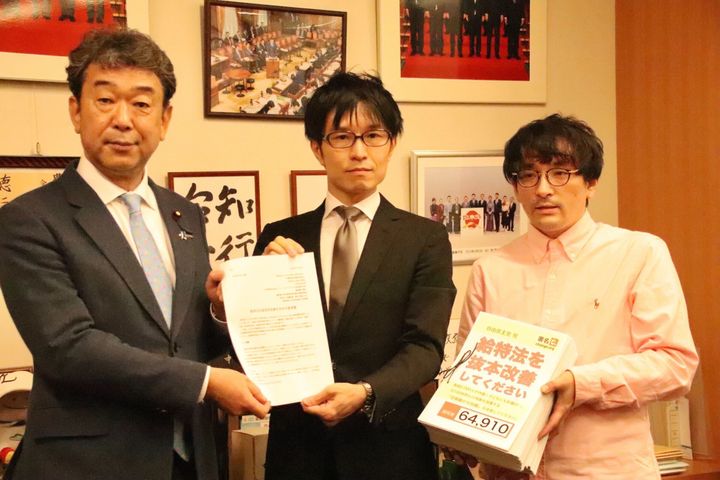 署名を手交する西村祐二さん（中央）、室橋祐貴さん（右）と自民党の中村裕之議員