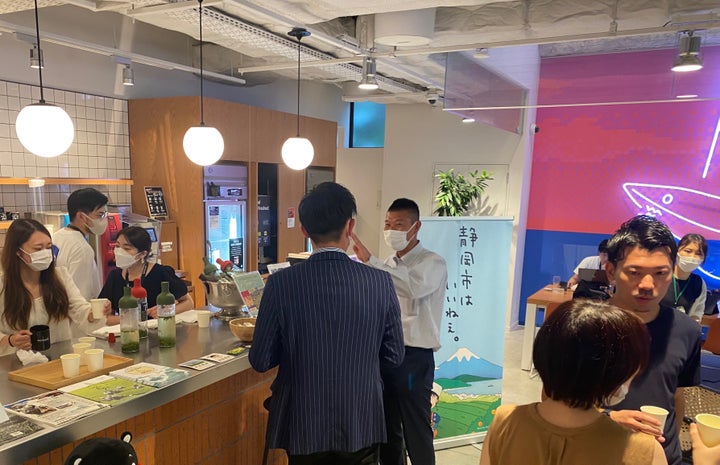 静岡市が WeWork で実施したシティプロモーションイベント「静岡茶でホッと一息ナイト」の様子