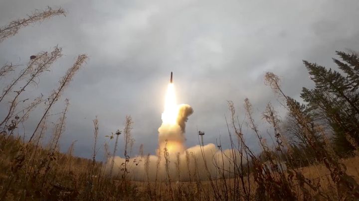 Εικόνα από βίντεο, που δόθηκε στη δημοσιότητα από το ρωσικό υπουργείο Άμυνας, δείχνει ρωσικό διηπειρωτικό βαλλιστικό πύραυλος Yars που εκτοξεύτηκε κατά τη διάρκεια ασκήσεων που πραγματοποιήθηκαν στο κοσμοδρόμιο Plesetsk της Ρωσίας