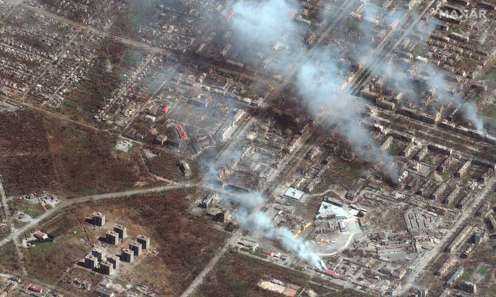 Δορυφορικές εικόνες της Maxar κτιρίων που καίγονται στην ανατολική Μαριούπολη της Ουκρανίας. 9 Απριλίου 2022