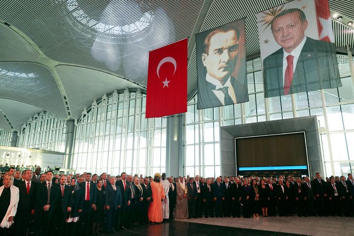Από τον εορτασμό της Ημέρας Ανεξαρτησίας της Τουρκίας το 2018. Ο Ταγίπ Ερντογάν σταθερά θέτει εαυτόν ως "ισότιμο" του Κεμάλ Ατατούρκ. (Presidential Press Service via AP, Pool)