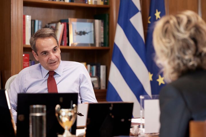 Ο πρωθυπουργός αναλύει στο Le Point τις ελληνικές θέσεις