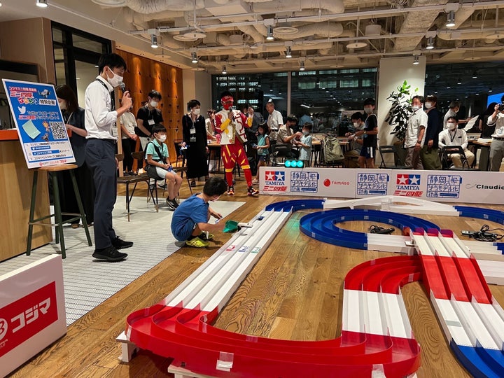 家電量販店コジマと、静岡市に本社をもつタミヤとのコラボイベントの様子。静岡市が主催し、 WeWork で実施された