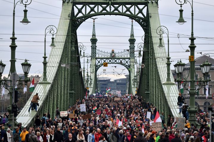 Συνεχείς διαδηλώσεις στην Ουγγαρία το τελευταίο διάστημα με αίτημα την αύξηση των μισθών και την τιθάσευση των αυξήσεων σε τρόφιμα και ενέργεια. 