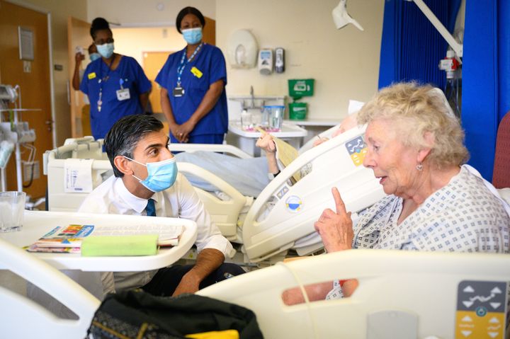 Prime Minister Rishi Sunak speaks with patient Catherine Poole.