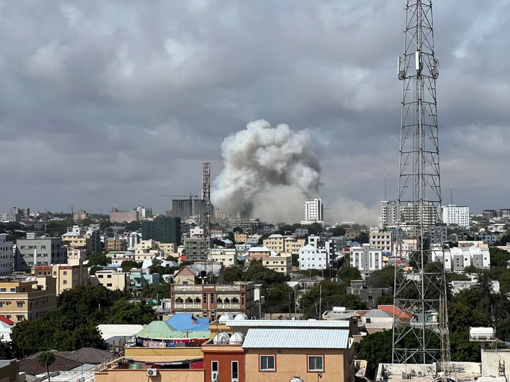 Καπνός υψώνεται μετά από έκρηξη παγιδευμένου αυτοκινήτου στο υπουργείο Παιδείας της Σομαλίας στο Μογκαντίσου της Σομαλίας στις 29 Οκτωβρίου 2022