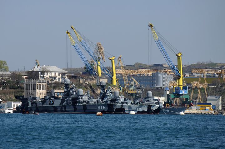 Πλοία του ρωσικού στόλου της Μαύρης Θάλασσας είναι αγκυροβολημένα σε έναν από τους κόλπους της Σεβαστούπολης, στην Κριμαία, 31 Μαρτίου 2014. Το Σάββατο, 29 Οκτωβρίου 2022, τουλάχιστον δύο ρωσικά πλοία υπέστησαν ζημιές σε μεγάλο λιμάνι της Κριμαίας.