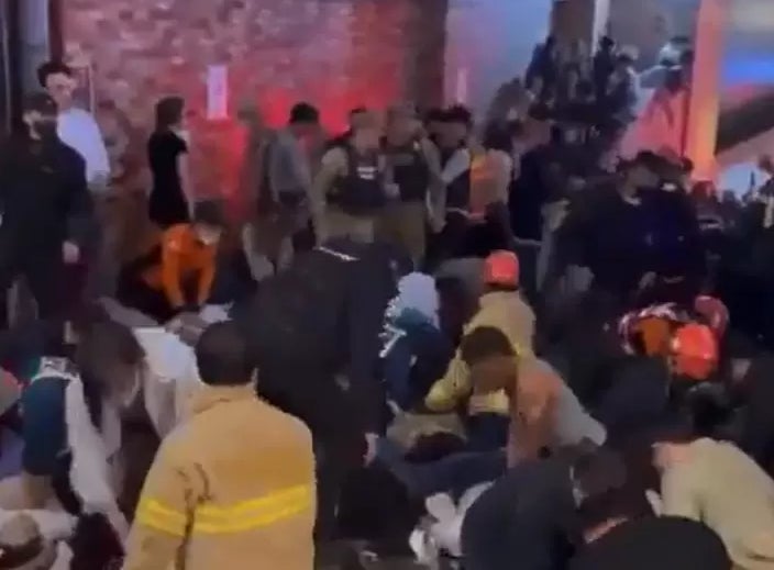 Herido y personas de emergencia en el barrio de Itaewon, en Seúl.